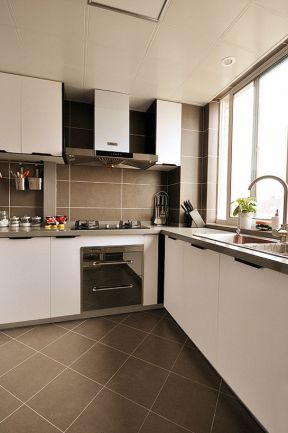 85平米现代简约二居室厨房橱柜设计图片