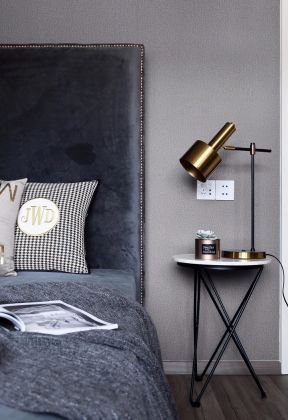 125平米现代轻奢风格三居卧室台灯设计效果图片