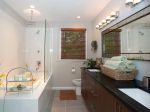 温馨时尚家庭浴室砖砌浴缸装修效果图片