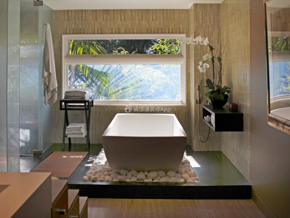 现代简约风格山间别墅浴室地台设计图片