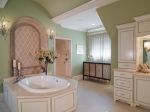 欧式风格别墅豪华浴室嵌入式圆形浴缸图片