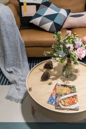 北欧风格130平方米三居室客厅实木圆茶几家装图片