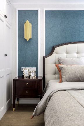 美式轻奢风格120平米三居卧室床头柜装饰图片