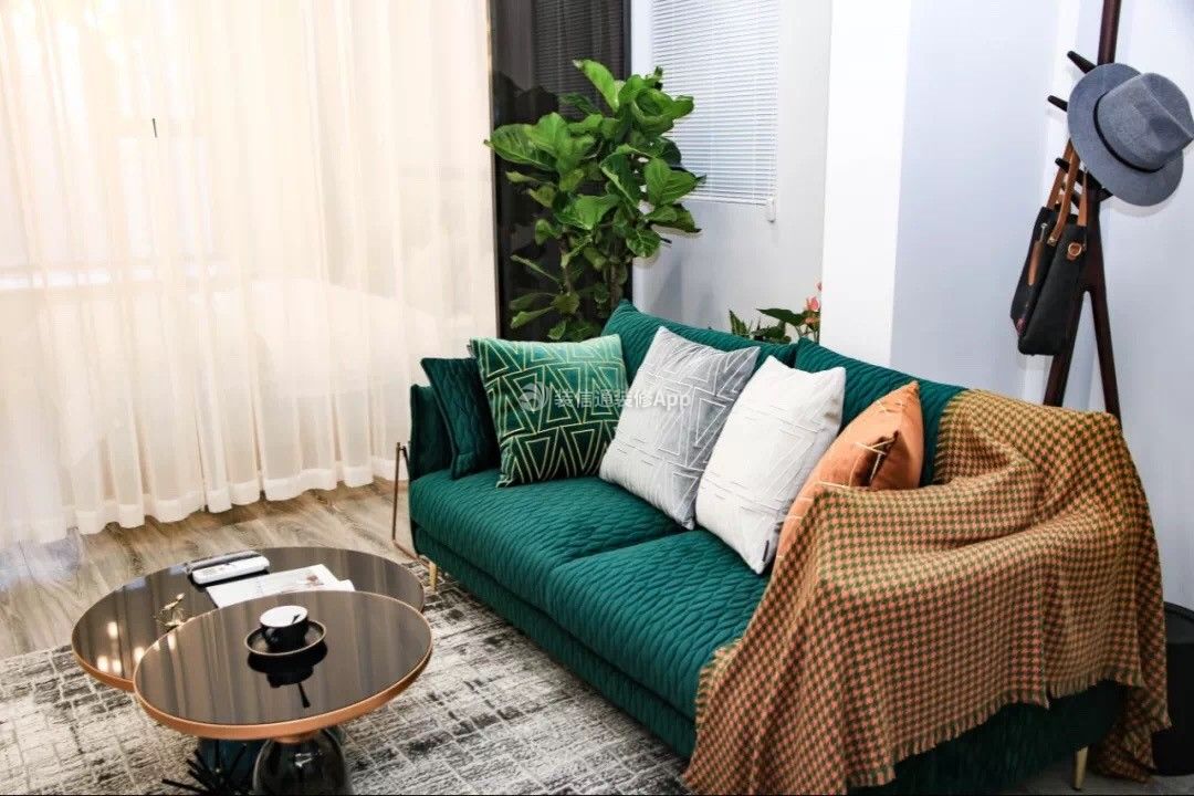 现代轻奢风格60平米小公寓客厅沙发设计图片