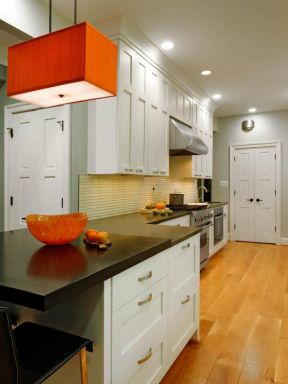 2023别墅家庭开放式厨房木地板设计图片