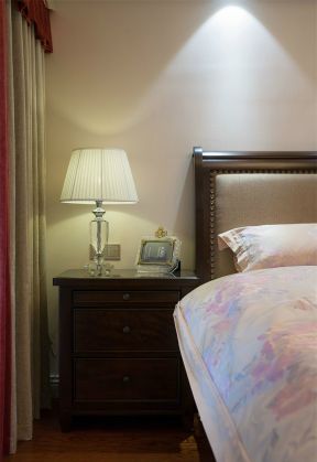 现代欧式风格91平三居卧室床头台灯摆放图片