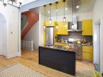 2023暖色系厨房黄色橱柜设计图片