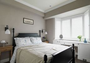 2020卧室床头壁灯装修效果图 卧室飘窗书桌设计 2020卧室飘窗书桌设计