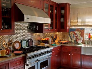 沉稳简美式风格厨房红色橱柜装修效果图片