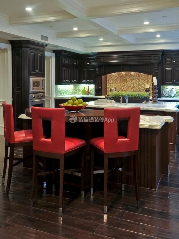 2023美式古典风格厨房红色吧台椅布置图片