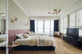 2020卧室木地板装修效果图 卧室壁灯效果图图片
