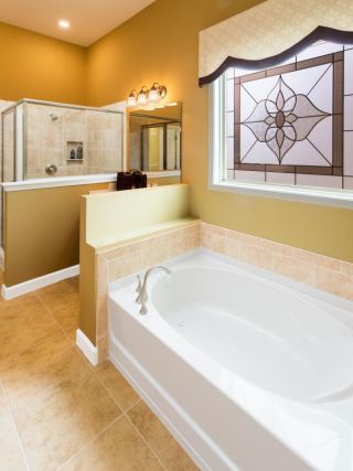 2023小美式风格家庭卫浴室浴缸设计图片