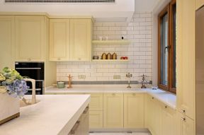 2023温馨风格家用厨房黄色橱柜设计图片