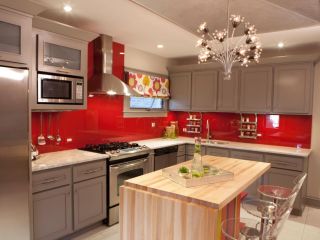 2023国外家庭厨房红色背景墙设计图片