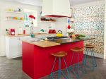 2023温馨暖色系厨房红色吧台设计图片