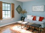 2023家装小客厅沙发浅蓝色背景墙设计图片