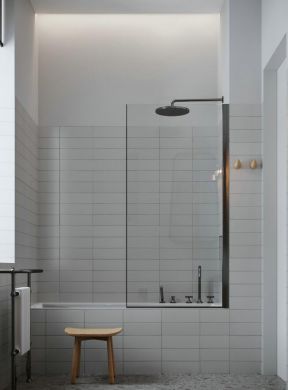 家庭卫生间浴缸玻璃隔断装修设计图片