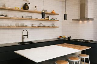 2023温馨北欧风格家居厨房橱柜黑色台面设计图片