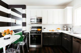 2023现代风格时尚厨房黑白条纹背景墙设计图片