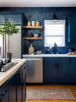 2023温馨家庭厨房蓝色背景墙搁板设计图片