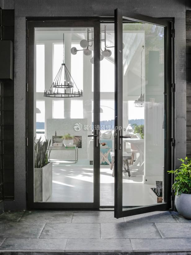 2023国外家庭别墅室内艺术玻璃门隔断设计图片