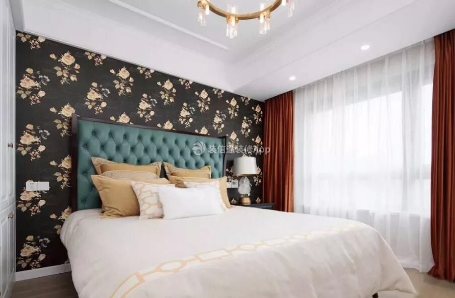 美式风格住宅卧室床头壁纸装修实景图