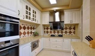 美式风格住宅厨房背景墙砖装修设计图片