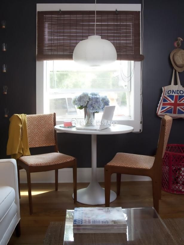 2023北欧风格家庭书房靠窗小桌子摆放图片