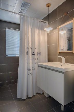 日式新房卫生间白色浴帘装修效果图
