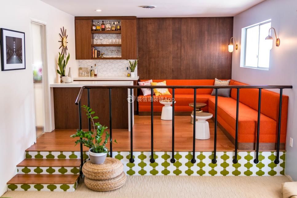 2023温馨家庭休闲区橘色沙发设计图片