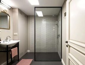 2020卫生间玻璃隔断装修效果图 2020家庭卫生间玻璃隔断图片 卫生间玻璃隔断墙设计图