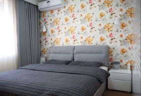 2020单身卧室装修效果图  2020床头花纹背景墙效果图