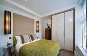 现代房屋卧室床头壁灯装修高清图