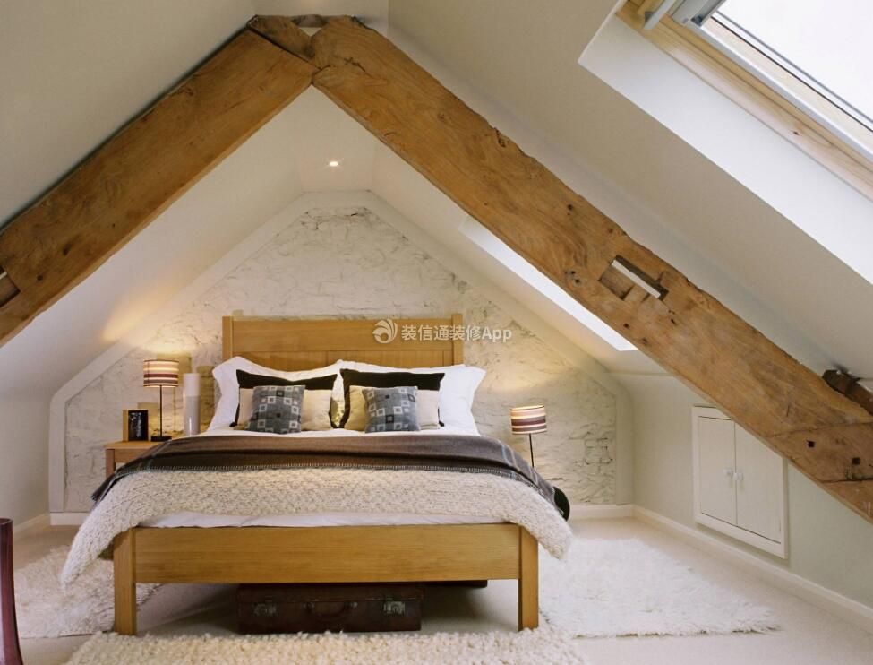 小型斜顶阁楼卧室实木床装修设计图片