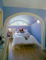 小型阁楼卧室蓝色背景墙面设计效果图片