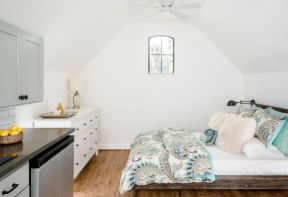 现代风格小型阁楼卧室简单设计效果图片