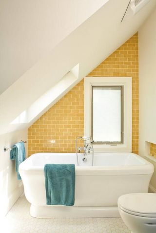 小型阁楼浴室黄色背景墙砖设计图片