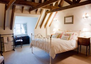 小型阁楼卧室白色铁艺床装潢设计图片