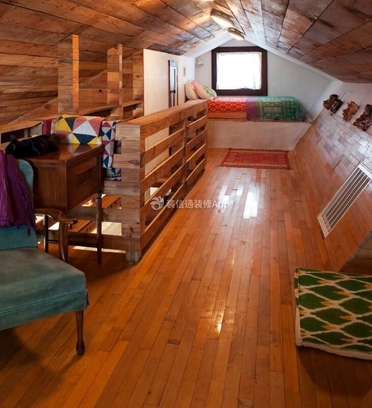小型实木阁楼卧室装潢设计图片欣赏
