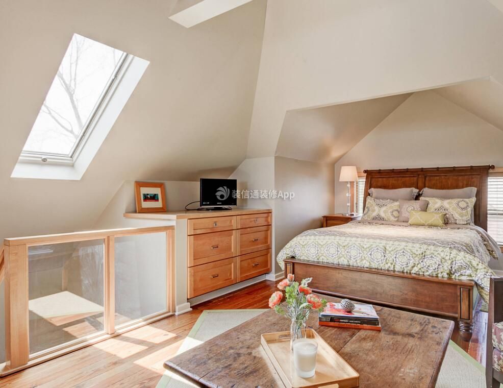 小型美式风格阁楼卧室实木床设计图片欣赏