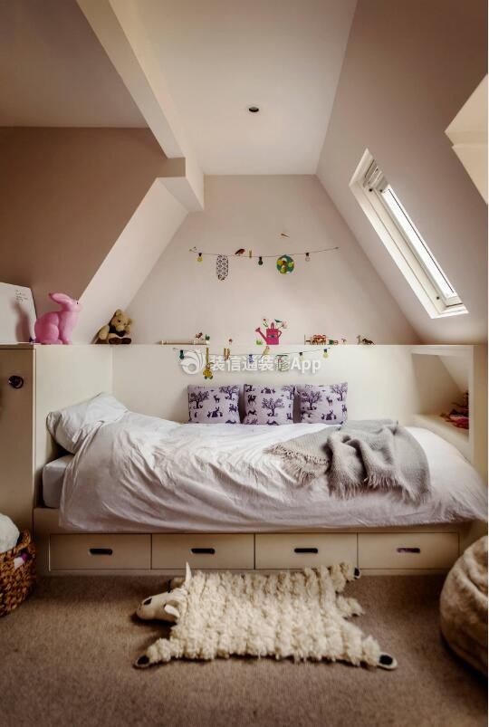 小型阁楼卧室抽屉储物床设计图片