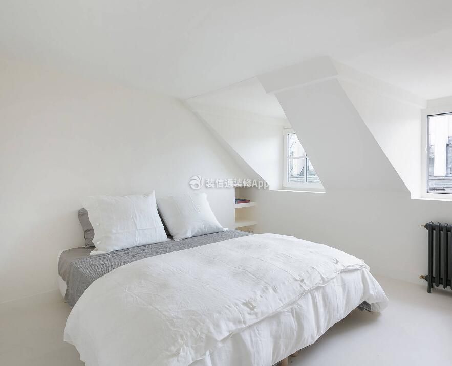 小型阁楼简约白色卧室装潢设计图片