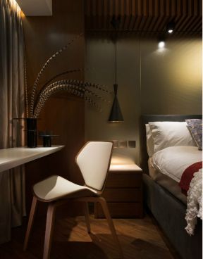 中南世纪城现代风格卧室小书桌设计装修图