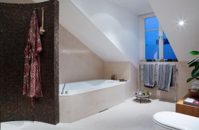 2020卫生间毛巾架设计图片 阁楼浴室装修效果图