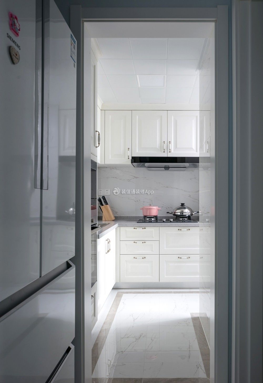 美式风格两居室厨房白色吊柜设计效果图
