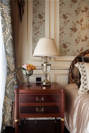 金色广场美式风格105平家庭卧室床头柜台灯图片
