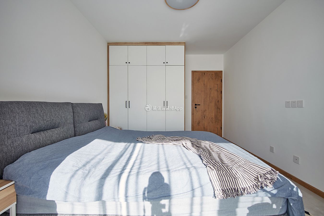 北欧风格小型公寓卧室白色衣柜装修设计图片