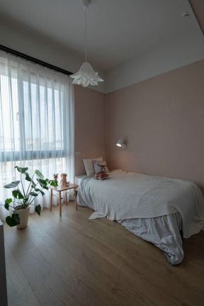 小型公寓温馨卧室浅色木地板设计效果图片