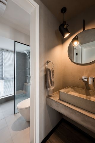 小型公寓卫生间洗手台镜子装潢设计效果图片