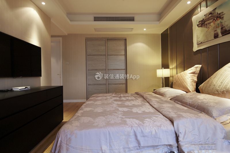 绿地悦蓉公馆130平家庭卧室电视柜设计效果图